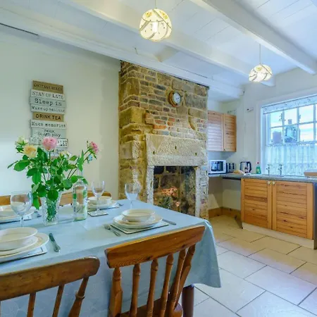 2 Bed In Robin Hoods Bay Oc-r100 בית נופש *