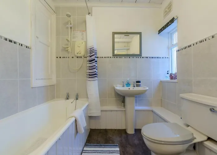 2 Bed In Robin Hoods Bay Oc-r100