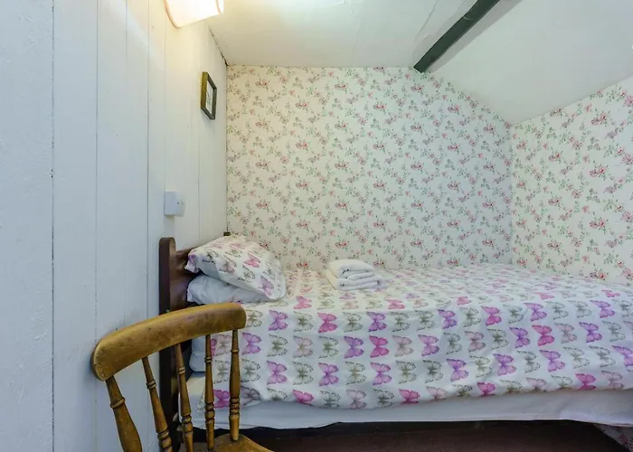 2 Bed In Robin Hoods Bay Oc-r100 *