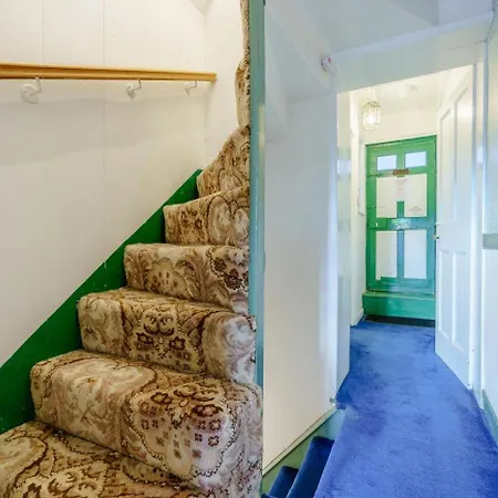 2 Bed In Robin Hoods Bay Oc-R100 *