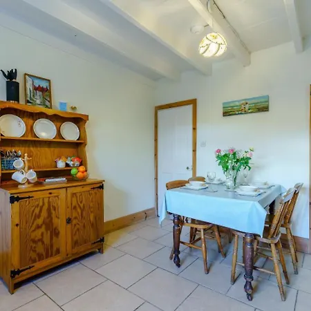 2 Bed In Robin Hoods Bay Oc-R100